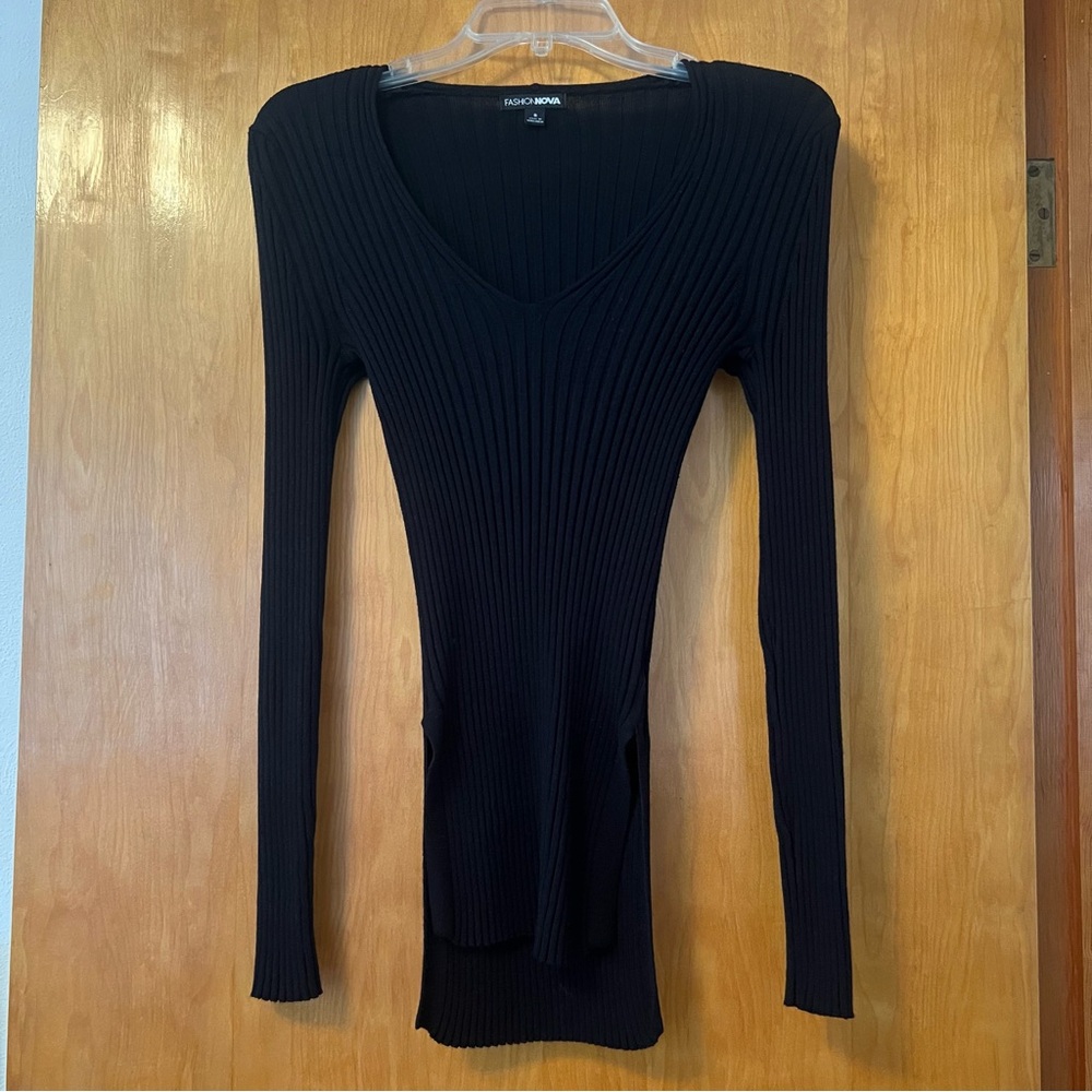 Fashion Nova Black V-Neck Ribbed Women's Top with Side Slits